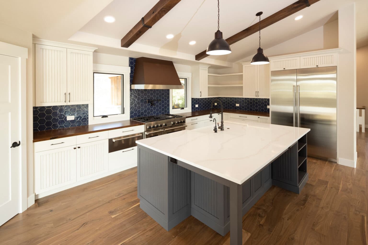L‑shaped kitchen layout in a Longmont, Colorado home with open sight lines and functional work zones